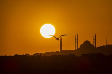 çamlıca,istanbul,turkey-may 22,2019.gündoğumu ve İstanbul çamlıca camii ile şehir silueti