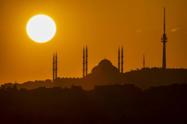 çamlıca,istanbul,turkey-may 22,2019.gündoğumu ve İstanbul çamlıca camii ile şehir silueti