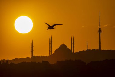 çamlıca,istanbul,turkey-may 22,2019.gündoğumu ve İstanbul çamlıca camii ile şehir silueti
