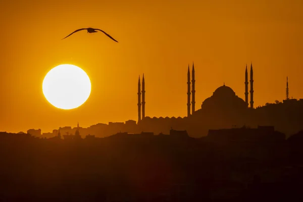 Camlica Istanbul Turkey May 2019 Amanecer Silueta Ciudad Con Mezquita —  Fotos de Stock