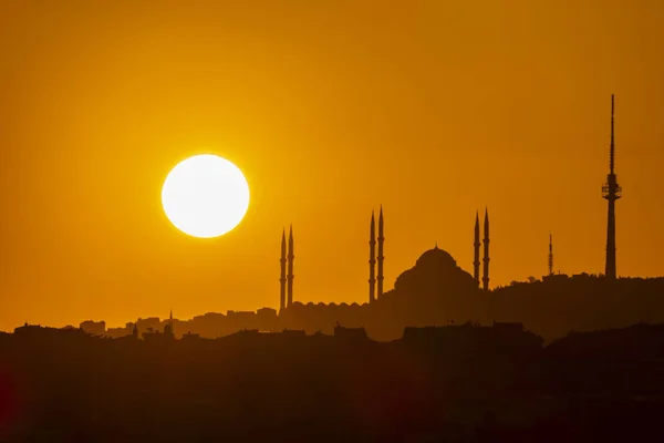 カムリカ イスタンブール トルコ 2019年5月22日 イスタンブールのカムリカモスクと日の出と都市のシルエット — ストック写真