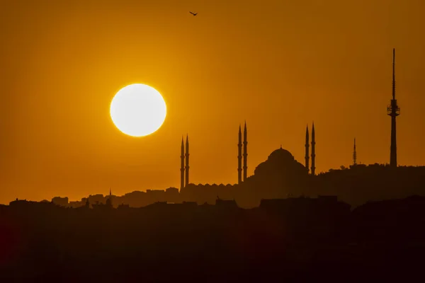 Camlica Istanbul Turkey May 2019 Amanecer Silueta Ciudad Con Mezquita — Foto de Stock