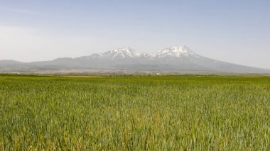 Aksaray,Türkiye-Mayıs 30,2019.Hasan Dağı, Türkiye'nin güneyinde (Aksaray'ın güneyinde) iki katlı güzel bir stratovolkandır.).