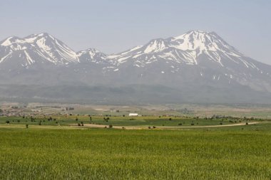 Aksaray,Türkiye-Mayıs 30,2019.Hasan Dağı, Türkiye'nin güneyinde (Aksaray'ın güneyinde) iki katlı güzel bir stratovolkandır.).