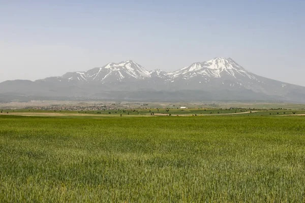 Aksaray,Türkiye-Mayıs 30,2019.Hasan Dağı, Türkiye'nin güneyinde (Aksaray'ın güneyinde) iki katlı güzel bir stratovolkandır.).