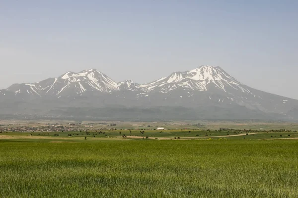 Aksaray,Türkiye-Mayıs 30,2019.Hasan Dağı, Türkiye'nin güneyinde (Aksaray'ın güneyinde) iki katlı güzel bir stratovolkandır.).