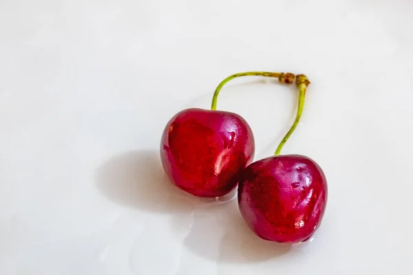 Zwei Rote Kirschen Auf Weißem Hintergrund — Stockfoto