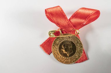 beyaz arka planda yarım Türk altın lirası yakın