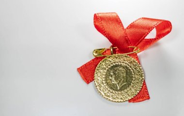 beyaz arka planda yarım Türk altın lirası yakın