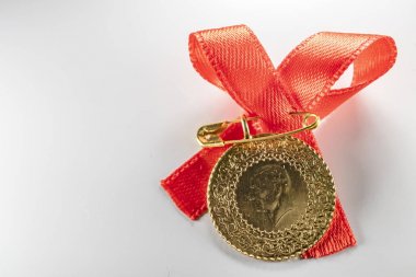 beyaz arka planda yarım Türk altın lirası yakın