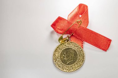 beyaz arka planda yarım Türk altın lirası yakın