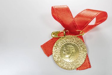 beyaz arka planda yarım Türk altın lirası yakın