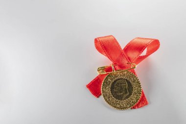 beyaz arka planda yarım Türk altın lirası yakın