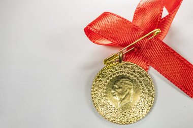beyaz arka planda yarım Türk altın lirası yakın