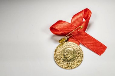 beyaz arka planda yarım Türk altın lirası yakın