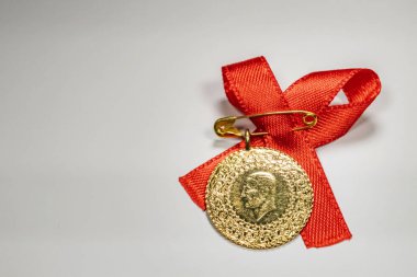 beyaz arka planda yarım Türk altın lirası yakın