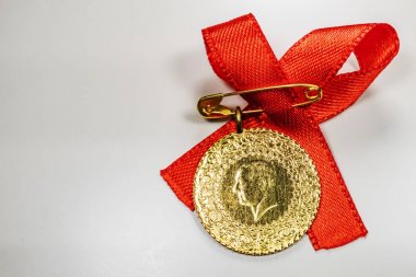 beyaz arka planda yarım Türk altın lirası yakın
