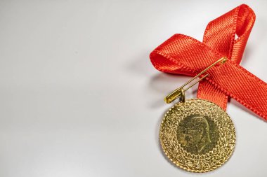 beyaz arka planda yarım Türk altın lirası yakın