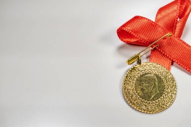 beyaz arka planda yarım Türk altın lirası yakın