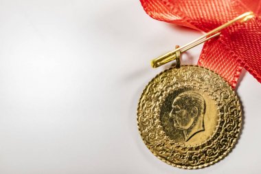 beyaz arka planda yarım Türk altın lirası yakın