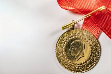 beyaz arka planda yarım Türk altın lirası yakın