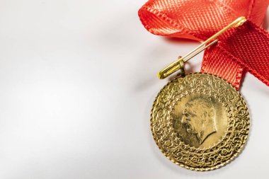 beyaz arka planda yarım Türk altın lirası yakın