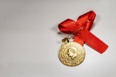 beyaz arka planda yarım Türk altın lirası yakın