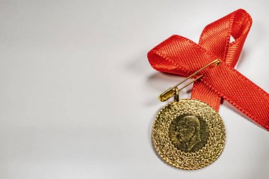 beyaz arka planda yarım Türk altın lirası yakın