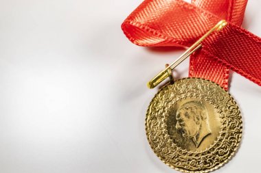 beyaz arka planda yarım Türk altın lirası yakın
