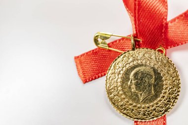 beyaz arka planda yarım Türk altın lirası yakın