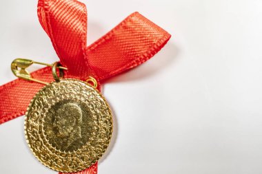 beyaz arka planda yarım Türk altın lirası yakın