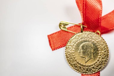beyaz arka planda yarım Türk altın lirası yakın