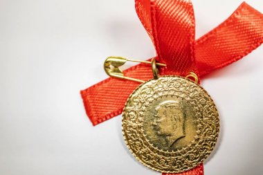 beyaz arka planda yarım Türk altın lirası yakın