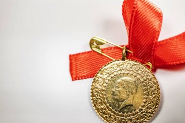 beyaz arka planda yarım Türk altın lirası yakın