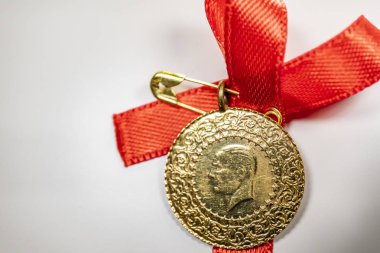beyaz arka planda yarım Türk altın lirası yakın