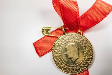 beyaz arka planda yarım Türk altın lirası yakın