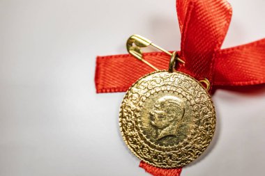 beyaz arka planda yarım Türk altın lirası yakın