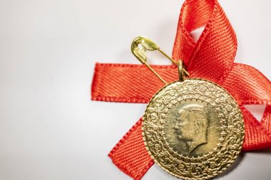 beyaz arka planda yarım Türk altın lirası yakın