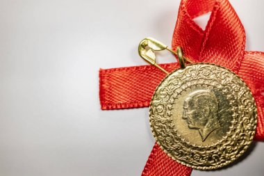 beyaz arka planda yarım Türk altın lirası yakın