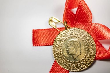 beyaz arka planda yarım Türk altın lirası yakın