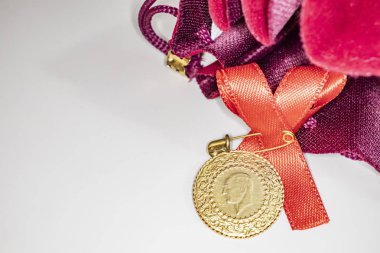 beyaz arka planda yarım Türk altın lirası yakın