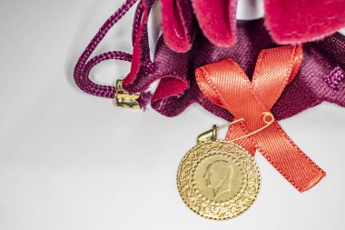 beyaz arka planda yarım Türk altın lirası yakın