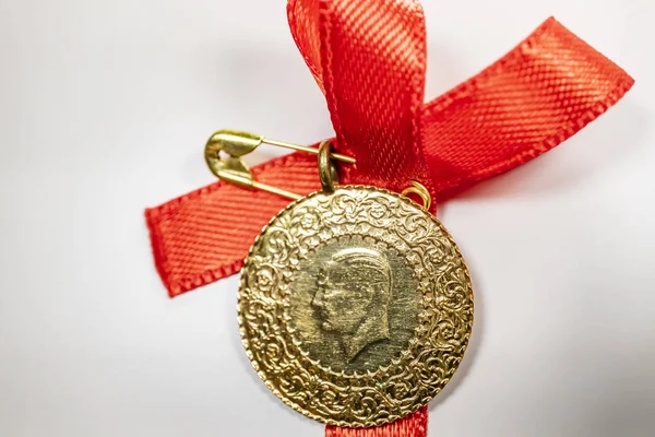 beyaz arka planda yarım Türk altın lirası yakın