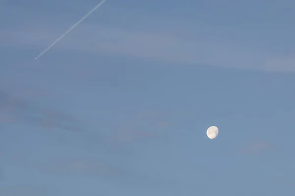 青空の月と飛行機の月光 — ストック写真
