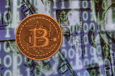 cyripto para madenciliği. dolar ve matris kodları arka plan ile fiziksel Bitcoin sikke yakın