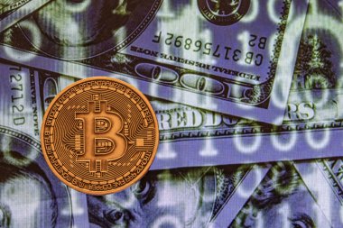 cyripto para madenciliği. dolar ve matris kodları arka plan ile fiziksel Bitcoin sikke yakın