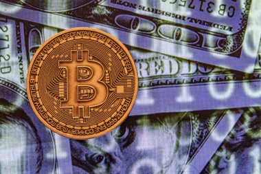 cyripto para madenciliği. dolar ve matris kodları arka plan ile fiziksel Bitcoin sikke yakın