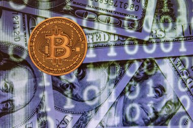 cyripto para madenciliği. dolar ve matris kodları arka plan ile fiziksel Bitcoin sikke yakın