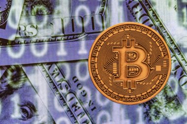 cyripto para madenciliği. dolar ve matris kodları arka plan ile fiziksel Bitcoin sikke yakın