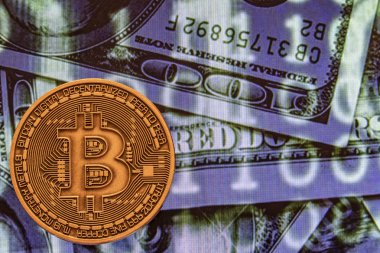 cyripto para madenciliği. dolar ve matris kodları arka plan ile fiziksel Bitcoin sikke yakın